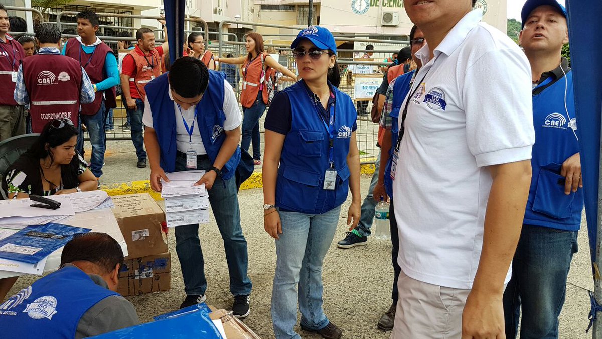 CNEManabi's tweet image. Directora @ana_arteagam supervisa trabajo de personal del @CNEManabi que trabaja en reconteo de votos

#CNETrabajoYCompromiso