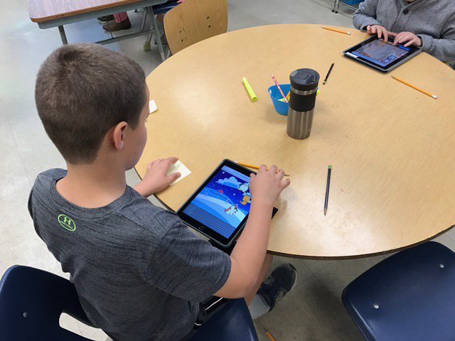 Julie_Draper103's tweet photo. They've coded their very own games, now it's time to play!  3rd grade HEIGHTS #rockedkindness by leaving compliments on others' games. https://t.co/XWEjY0wrGR