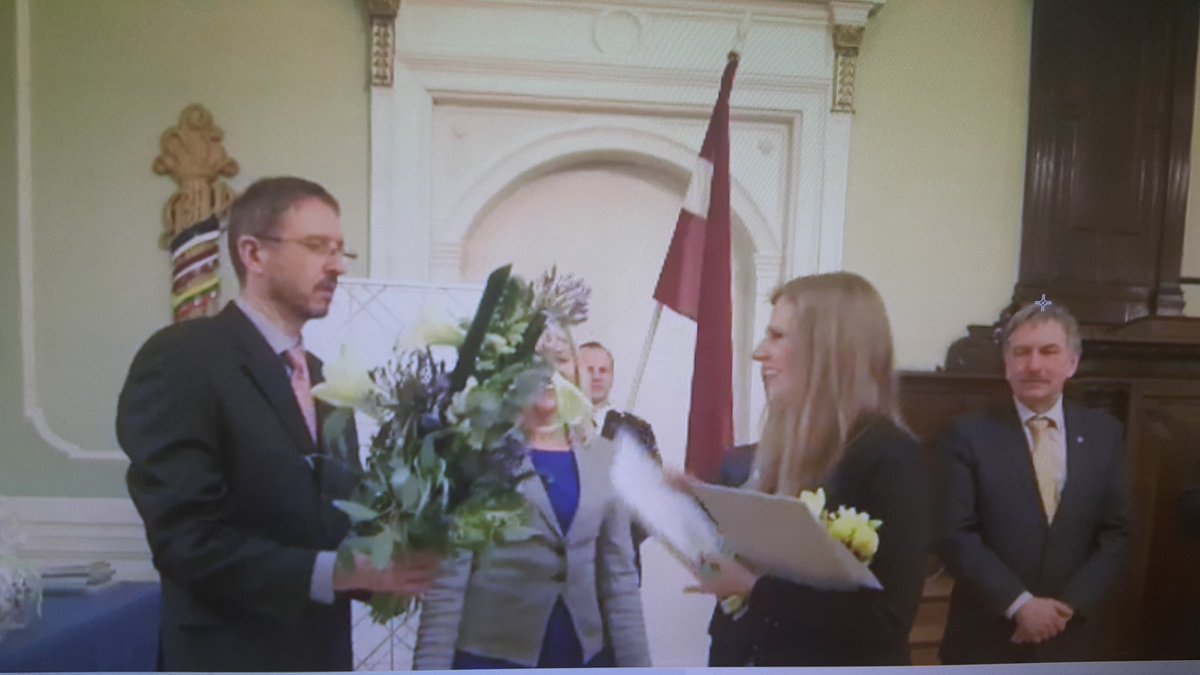 Amazing Virgīnija!! <a href="/JFSkola/">Jauno Fiziķu skola</a> vadītāja, <a href="/Fizika_LU/">Fizika LU</a> absolvente un apburoša fizikas skolotāja izcīna "Ekselences balvu"