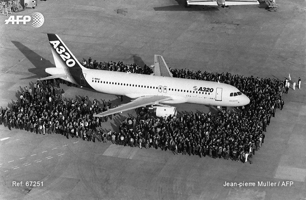 maunouryc's tweet photo. [#patrimoine] 22 fév. 1987 #Toulouse - Les employés de l'Aérospatiale autour de l'@Airbus #A320 pour son 1er vol - merci @CaptainLacroute ! https://t.co/R1dtURyRGj