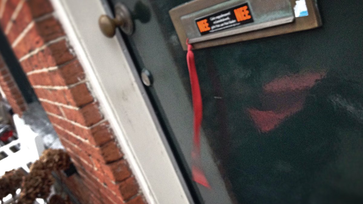 Coen_PERS's tweet image. Vandaag gezien #touwtje #brievenbus