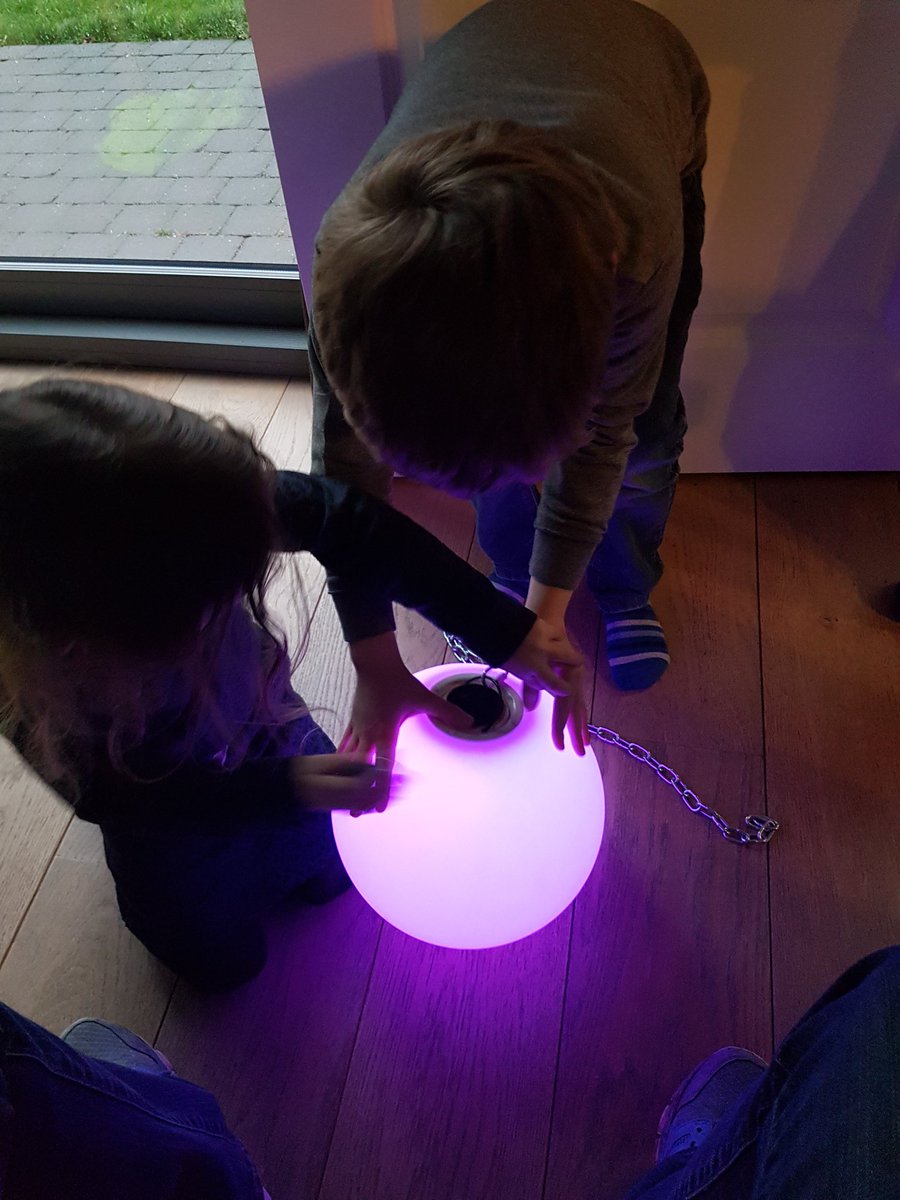 Marielle_Schalk's tweet photo. Nieuw testprojectje! ๐ heel interessant ding blijkbaar! We gaan het testen bij onze #wittehennen @van_jvd #vanillebal wordt #discobal ๐ฎ https://t.co/TLCN0B6pzY