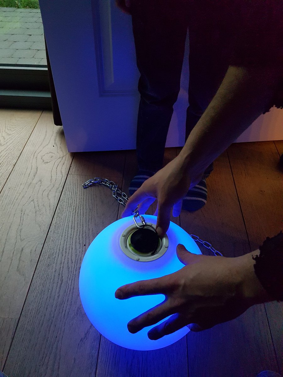 Marielle_Schalk's tweet photo. Nieuw testprojectje! ๐ heel interessant ding blijkbaar! We gaan het testen bij onze #wittehennen @van_jvd #vanillebal wordt #discobal ๐ฎ https://t.co/TLCN0B6pzY