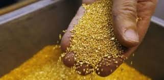 Con participación de empresas mineras bajo estricto control soberano de la República. Con pequeña minería ordenada y organizada.