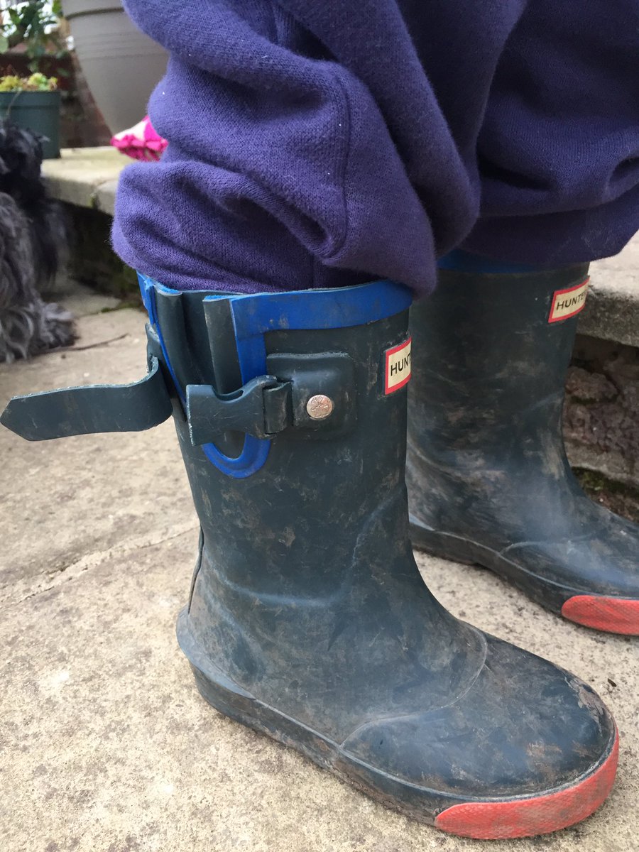 jenzjenen's tweet photo. Dear @HunterBoots do you have replacement parts available? The clip has fallen off my toddler's wellies! Bought end of Dec #lotsofpuddles https://t.co/gbLji1tkTS