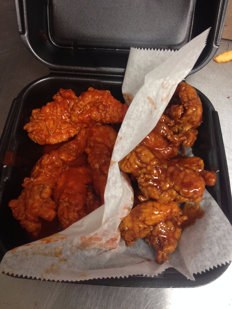 WingsOverMKE's tweet photo. Happy #WingsOverWednesday! RT this for a shot at a free pound of boneless wings! Must follow to be eligible to win! https://t.co/2zUZSt8iII