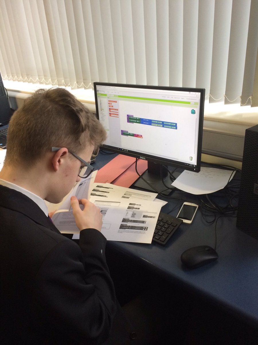 BusinessICTSMH's tweet photo. @stmarkswpoint Pupils learning to code in Armagh today https://t.co/iubgbimBnU