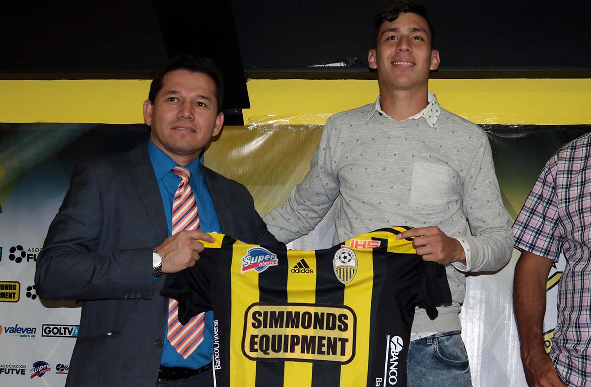 VenConElFutbol's tweet photo. 🎙️@MJsalcedoMol "Venimos de la rueda de prensa en la que se presento a @nahuelferra como nuevo jugador del @DvoTachira, firmo por 3 años" https://t.co/Qo4Y5IcrAG
