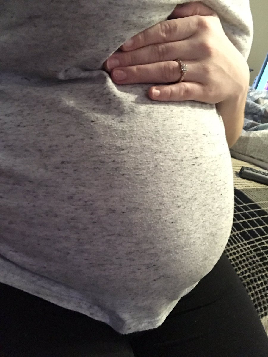 Chasrenee_xoxo's tweet photo. I'm feeling huge 🤰🏼#25weeksprego 💕 https://t.co/UXGRzJfrig