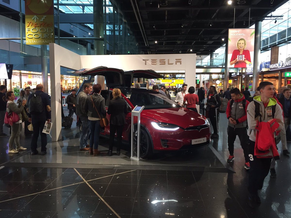 rogiercroes's tweet photo. People love Tesla! Brand with a purpose! Looks like the Apple store! #tesla #lovetechcompanies #brandwithapurpose https://t.co/87SEvbWS6S