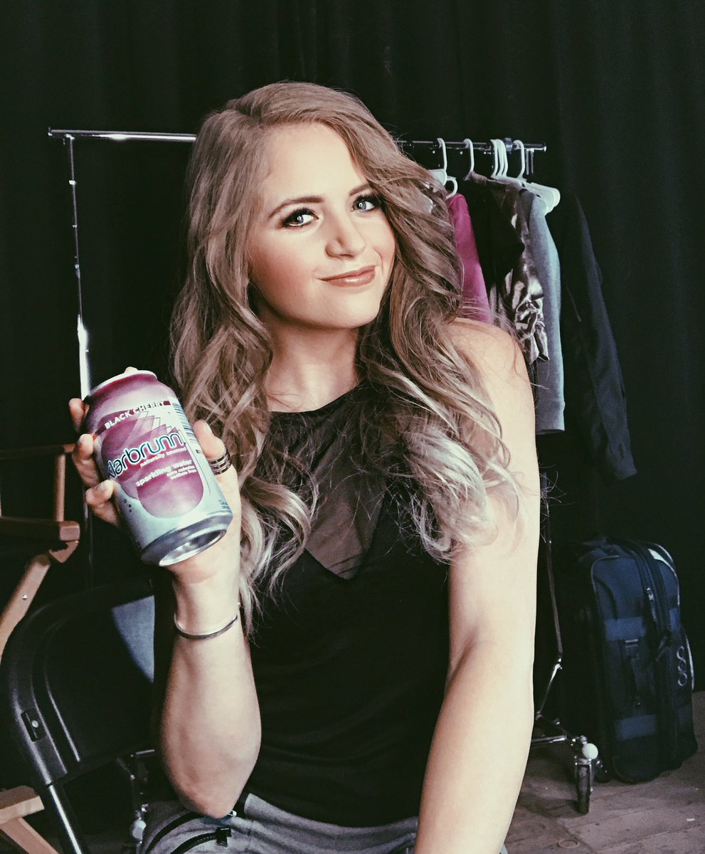 ColleteDavis's tweet photo. Excited to have @klarbrunn as a partner both on the track 🏁 &amp; on set for @GirlStarter on @TLC !! 🎉 stay tuned, and go give them a follow ! ✨ https://t.co/fhPYIwsHvY