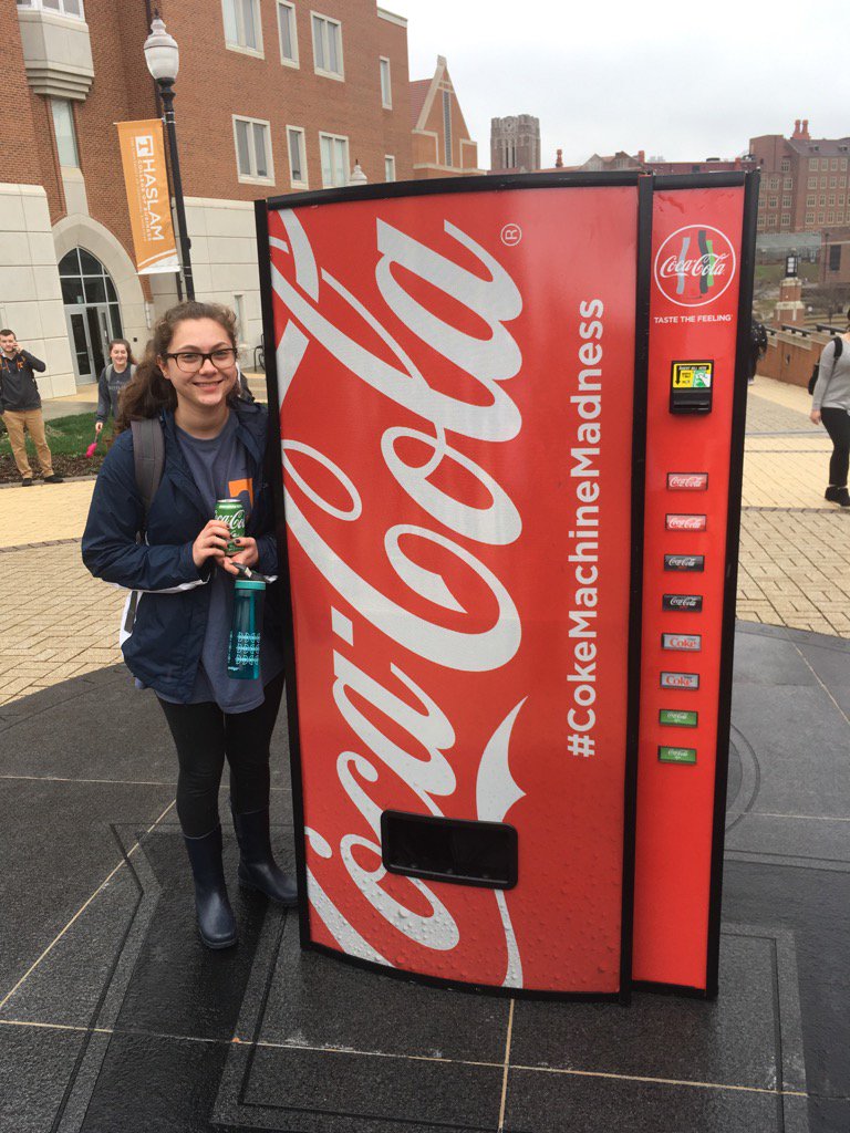 MaryMargyWilly's tweet photo. #cokemachinemadness https://t.co/sRMcNtt9zN