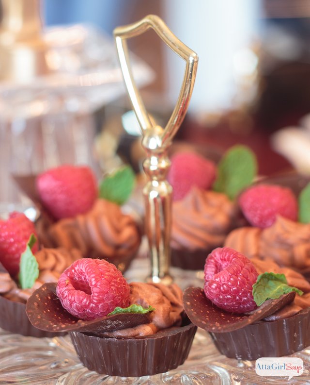 DLNantucket's tweet photo. Hosting an Oscar party?! You can turn up the heat with glitter and glam and tasty food -- without touching the stove or the thermostat! https://t.co/jLXJUTVpCF