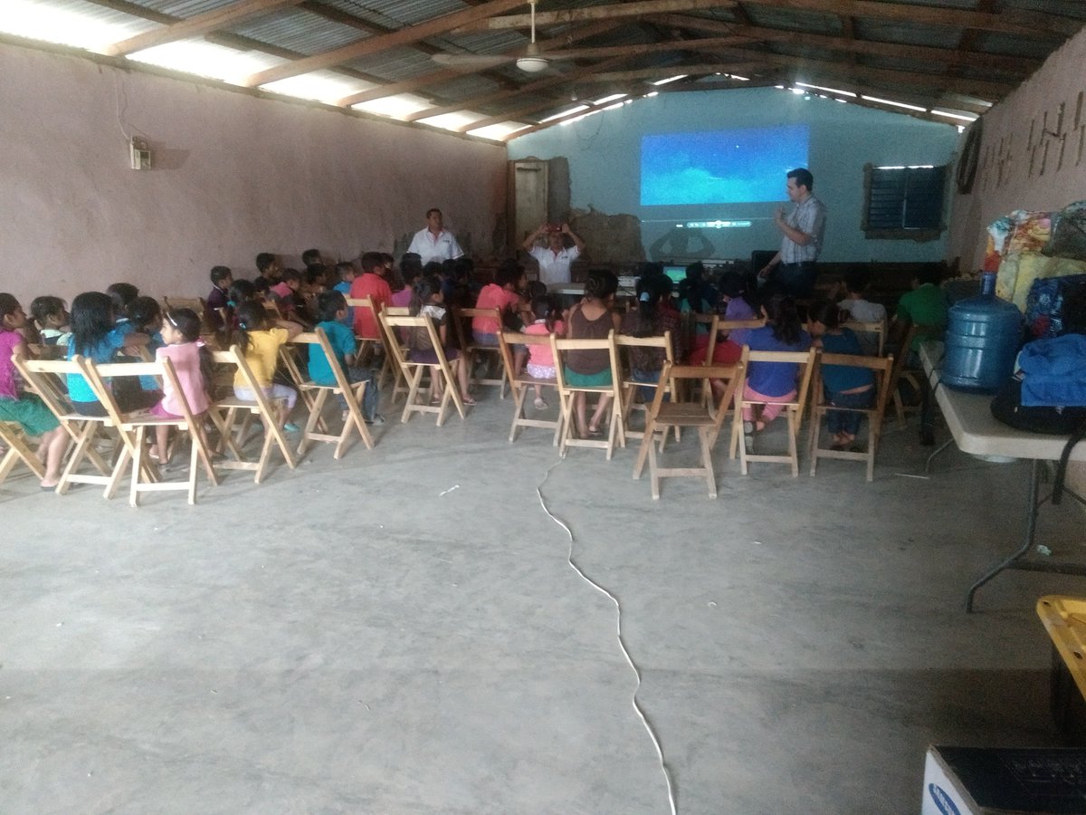 FernandoZFranco's tweet photo. Promoviendo los valores cívicos en la loc. Villa Luz, Huitiupán, Chiapas. Cine Móvil MAC. 21 de febrero @INE_JLEChiapas DTTO 02 Bochil https://t.co/KLNfVMqsCh