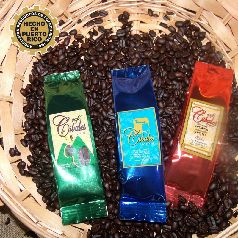 Café Cibales, tres de sus empaques, El Verde harina molida (tambien en viene en granos), Café molido tostado gourmet que podrás disfrutar a diario, Azul, paquete azul le ofrece el premio del sabor del café gourmet para todos los días y Premium, empaque rojo en selección de primera calidad, está elaborada con los mejores granos.