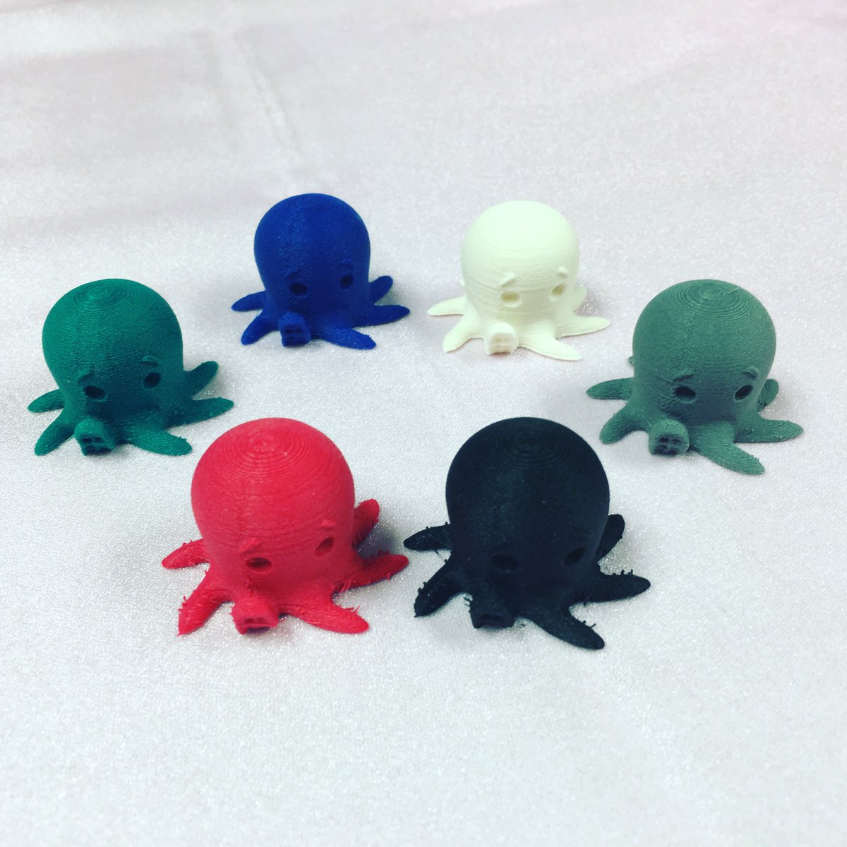 MakerWiz's tweet photo. Forty-Eight Legs! #cutieoctopus x6 #3dprinting @makerbot @proto_pasta #mattefiber #colourful https://t.co/t8ekIMOjem