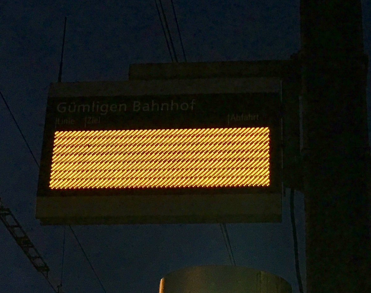 simonfurgler's tweet photo. @BERNMOBIL Kann man auf euren Anzeigen auch Space Invaders oder Pacman spielen? Das wäre echt cool! https://t.co/RxRigIynrR