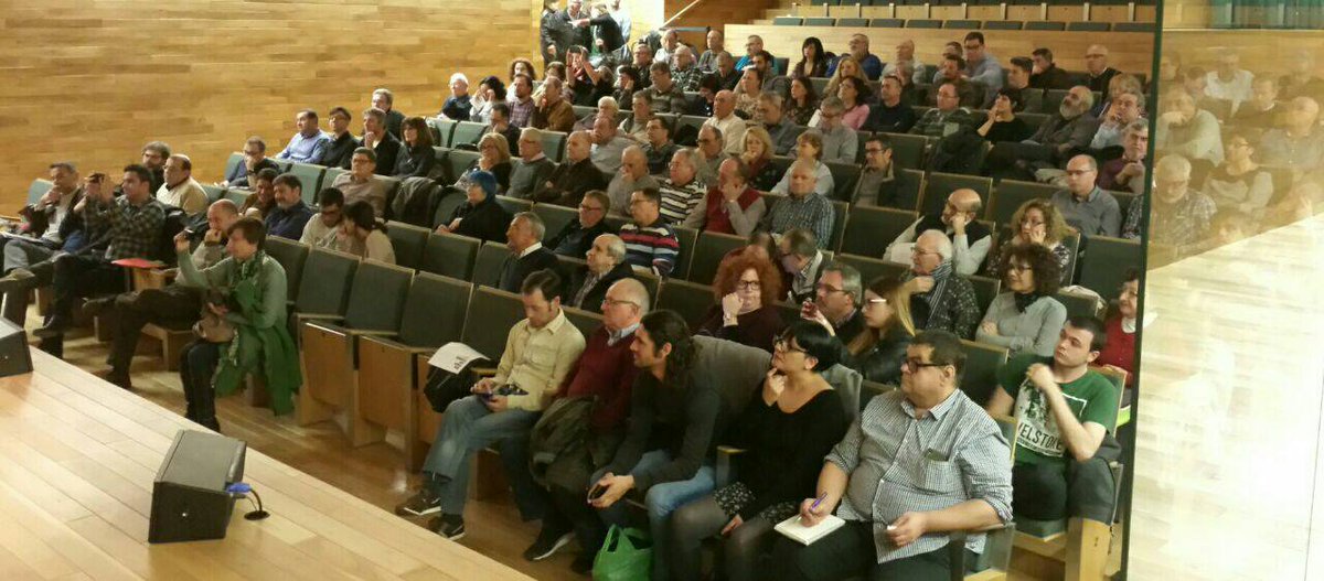 EnComuPodemPrat's tweet photo. Els ponentes expliquen els eixos sectorials i territorials del document marc del nou espaci polític i social. #AElPratFemEnComú https://t.co/ROYxpcbBpm