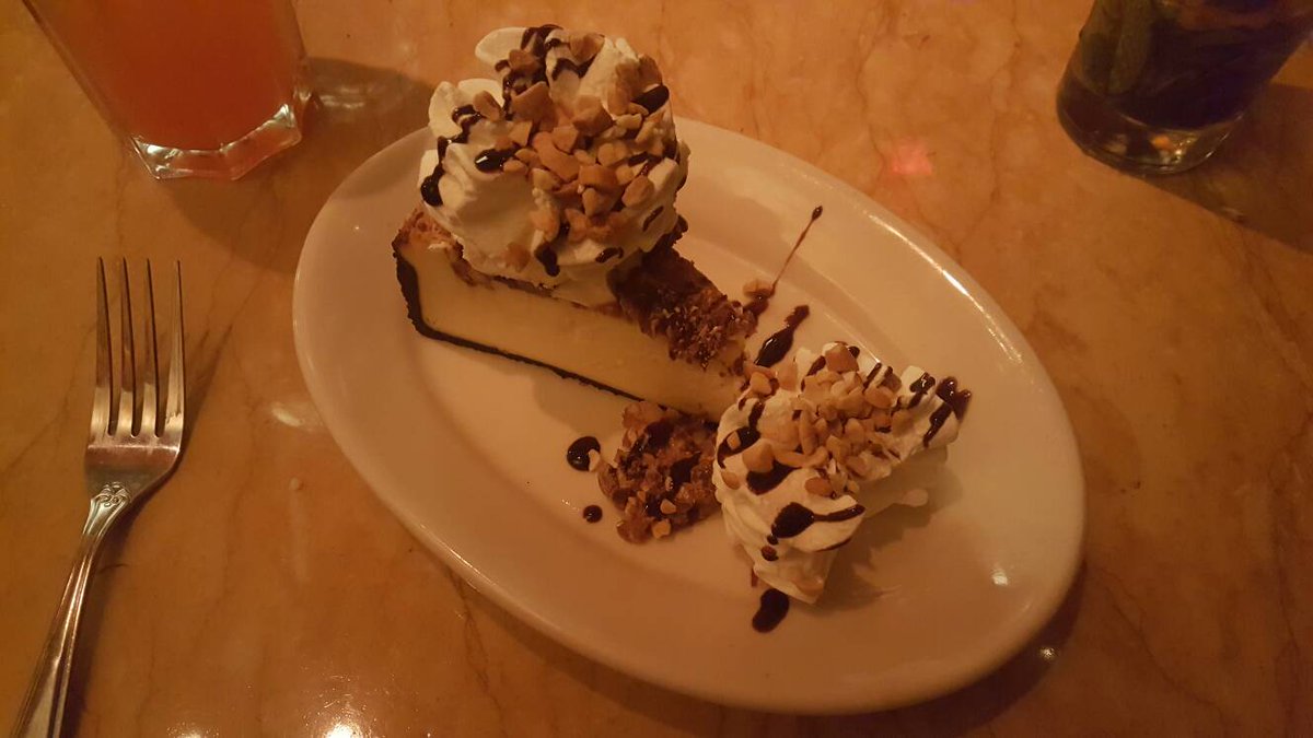 grvtunion's tweet photo. Sssshhh... this never happened..😌
.
.
#fitbitblaze #personaltrainers #dumbells #allkindsofgains #bpi #chesecakefactory #chesecake #food https://t.co/n82lMwzMgl