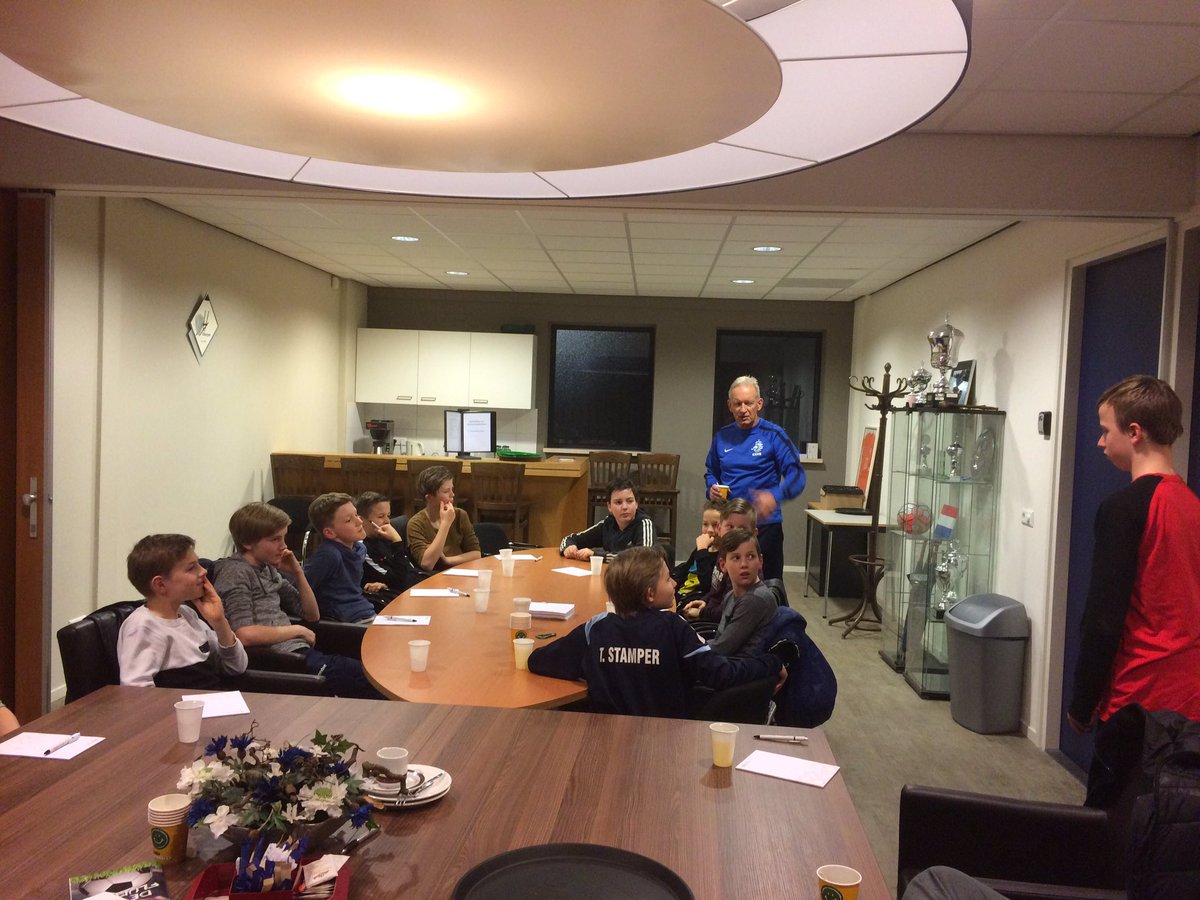 MajorieNijbroek's tweet photo. Eerste lesavond voor nieuwe jeugdscheidsrechters bij #fceibergen. Vanavond dertien cursisten, morgen tweede groep van nog eens elf jongens! https://t.co/6u4b8GLR7B