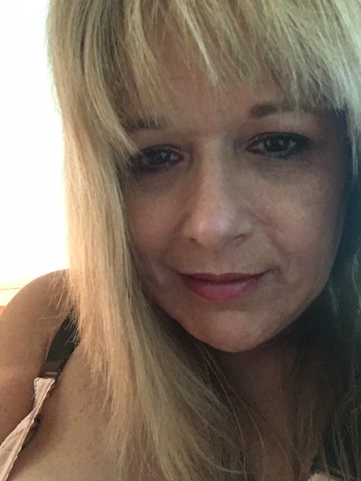 Moving home on 2/28...who's going to follow😘 https://t.co/53Pej1mdup<a href="/tag/newprofilepic"class="tags"><span>#newprofilepic</span></a>