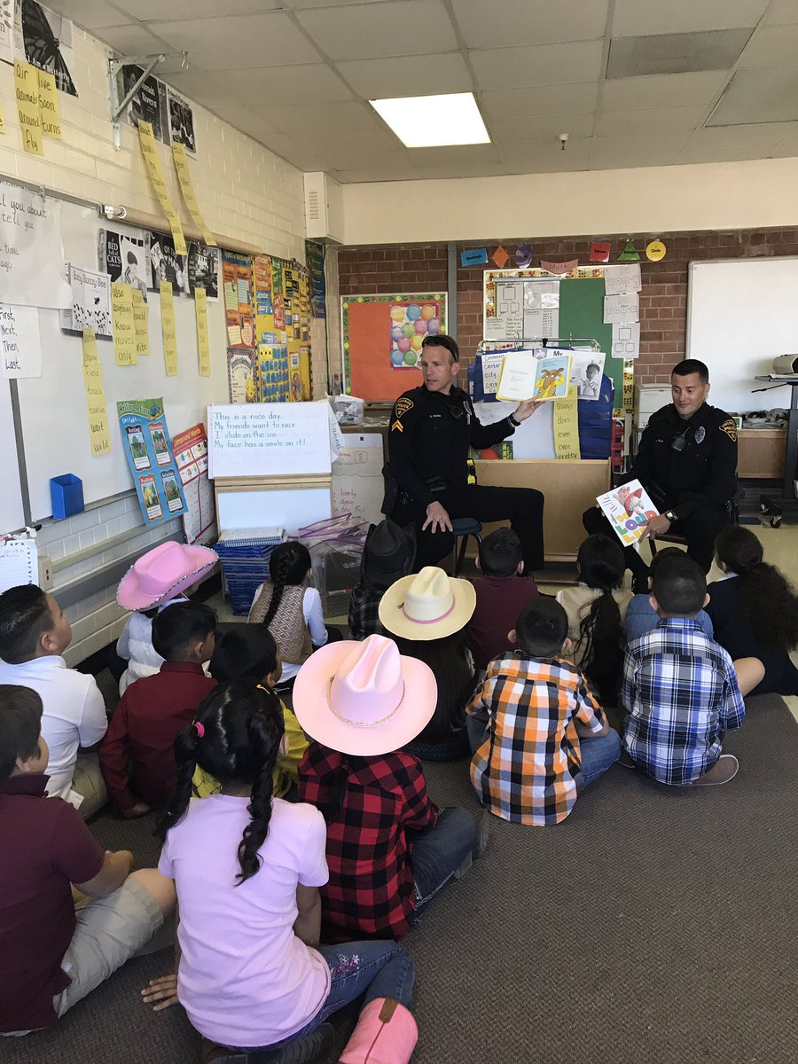payne48784's tweet photo. Had a blast with Officer Andrew Fedor reading to Manzo Elementary students - For the Love of Reading month! https://t.co/qrBbB3WKnt