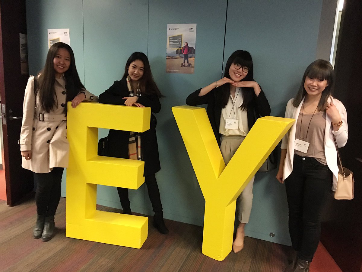 melonkneevan's tweet photo. We couldn't resist taking a picture with this. Thanks for a great day yesterday! @EYCampusCanada @EYKates @EY_Krystle #EYGPS https://t.co/kj9Aqgn9S2