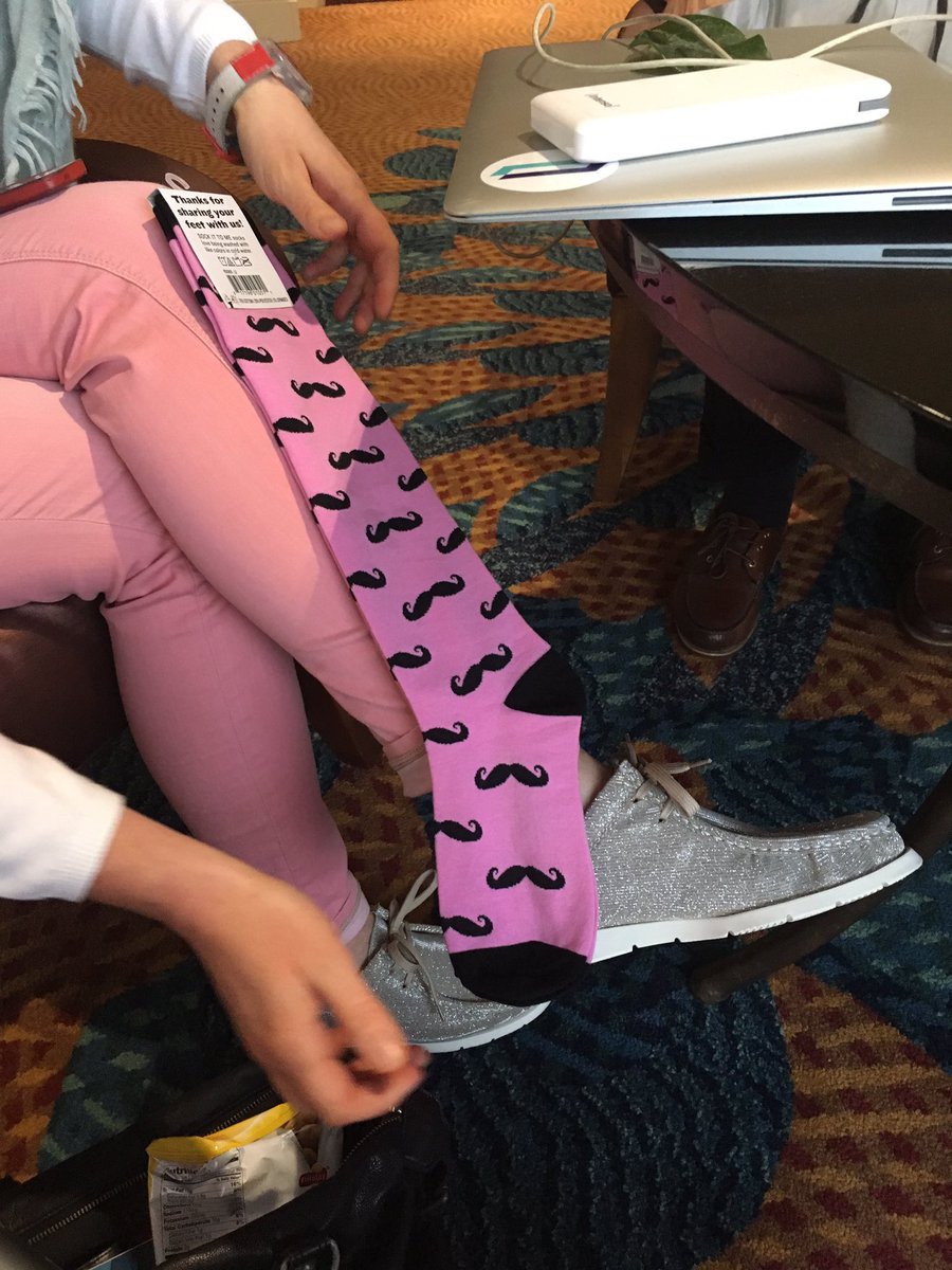 MirjamBauer's tweet photo. #Interoperabilität für bessere Workflows in der #Pflege - und mehr Zeit für den Patienten! #pinksocks Geschenk für @DanielaHannappe #himss17 https://t.co/OSG4Oqm9my