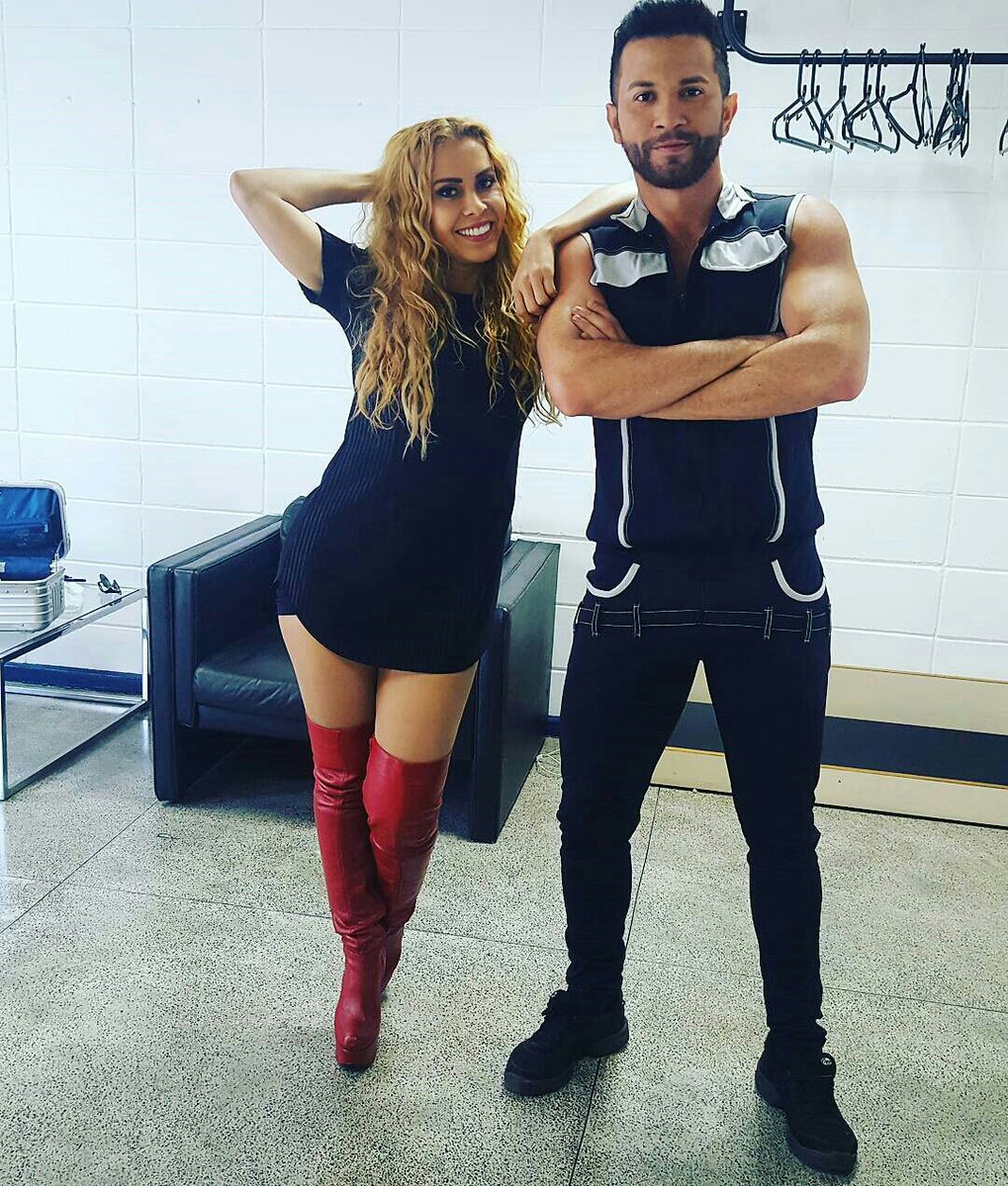 bota vermelha com vestido