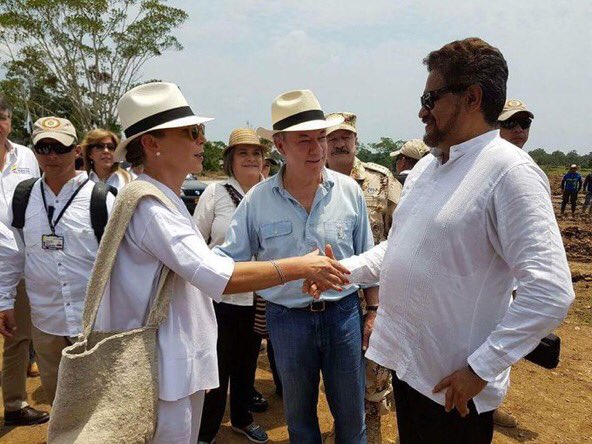 MartinTontin's tweet photo. Ayer fuimos invitados a conocer la parcelita de Iván Márquez. El poder detrás del poder! @Tutina_deSantos @JuanManSantos felices! #respect https://t.co/GZaEfwpEz2