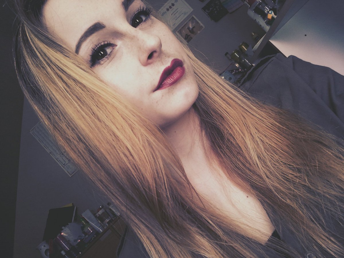 Loganwithlove9's tweet photo. Glow tf up bitches 
#makeup #eyebrows #glow #fuckyea https://t.co/GbfU7X8qKq