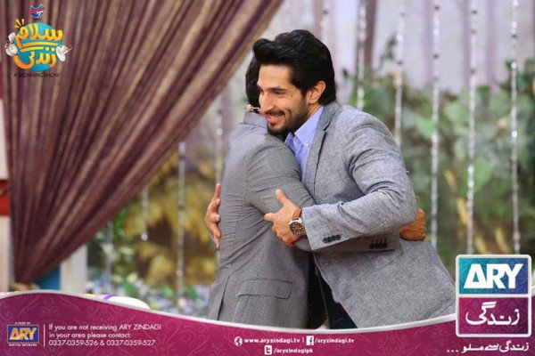 imaniaaa_'s tweet photo. Throw๐ to one of the best shows by the great host, @faysalquraishi ๐
HOW MUCH I LOVE THIS PICTA!!๐โคโค
#ThisHug ๐ป
@IamBilalAshraf ๐ https://t.co/C6wVPvfy9V