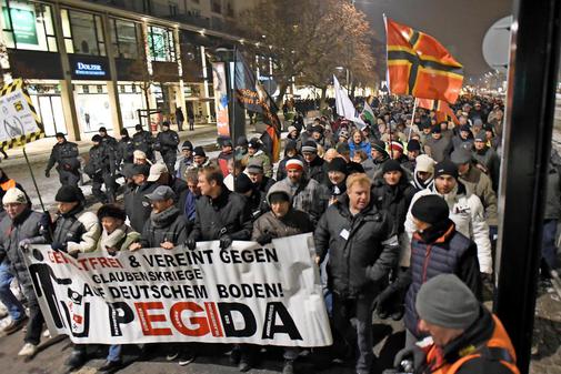 #Dresden: #Polizei lässt sich von #Pegida helfen neuepresse.de/Nachrichten/Po… https://t.co/ZWc6CwPz40