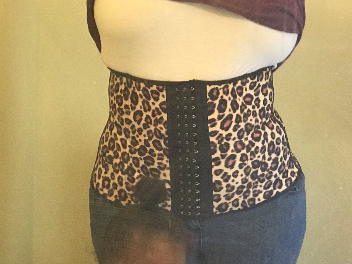 Jenni_D_'s tweet photo. @Ilovefitness2 has high quality waist trainers at affordable prices. Let's get it right, get it tight! #waisttrainers #GoldLeopard https://t.co/Fvjg1XUIjS