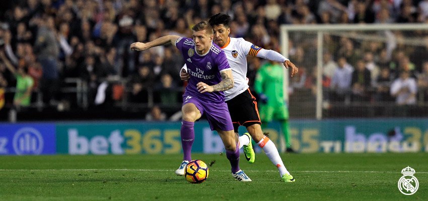 HALF TIME:

Valencia 2 - 1 Real Madrid.
(5' Zaza, 9' Orellana - 44' <a href="/Cristiano/">Cristiano Ronaldo</a>)

¡¡VAMOOOS!! ¡¡VAMOOOS!! ¡¡VAMOOOS!!

#RMLiga #HalaMadrid