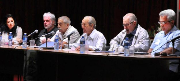 aixapaumier's tweet photo. Fidel reconocido en el panel homenaje de la feria del libro como Constructor de una Nueva Sociedad en #Cuba https://t.co/HY9V0BDjgs https://t.co/0c7szlRtkq