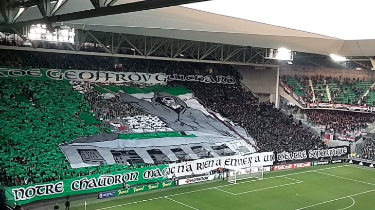 NetBet_FR's tweet photo. Malgré la défaite stéphanoise, le 12ème homme de Geoffroy Guichard était bien présent 💪💚🗣 #MUFCASSE https://t.co/9dM7qoLI5I