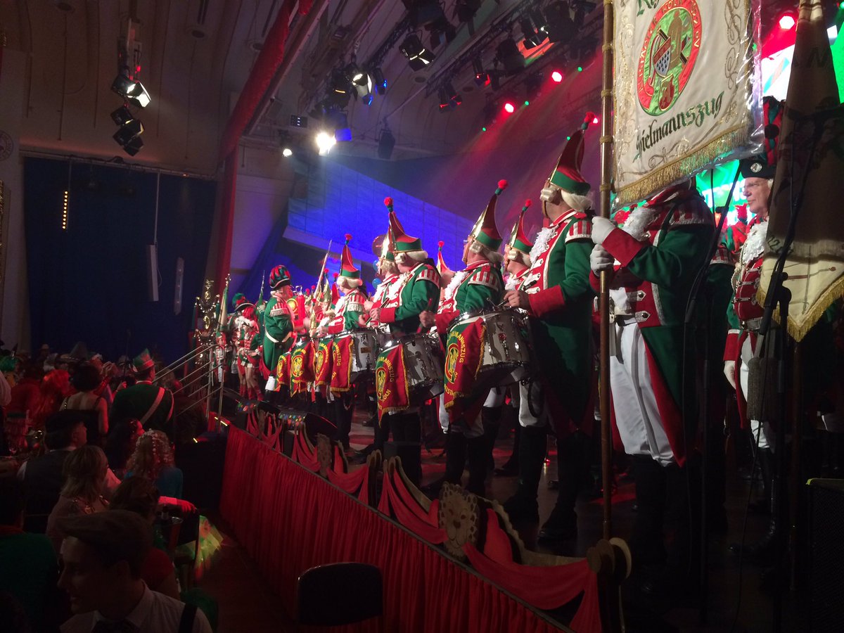 altstaedter's tweet photo. Los geht es mit dem Fest in Grün-Rot #Karneval #Köln #session2017 # https://t.co/XNieqLbklz