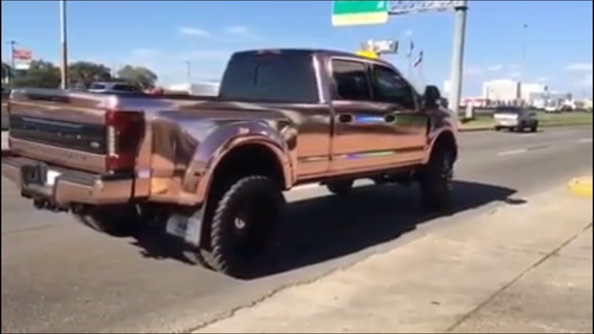 DenOfFire's tweet photo. 2017 ROSE GOLD SUPER DUTY.
HOLLA AT YAH GIRL. 😍👋🏻#gimmiedat #RoseGoldEverything https://t.co/qHovD5o9VA