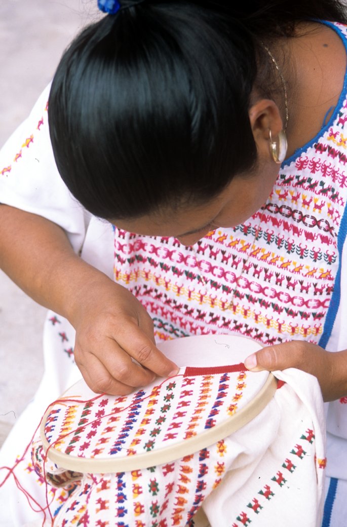 MiMuseoIndigena's tweet photo. ¿#SabíasQue huipiles de mujeres #Tacuates se caracterizan por vistosos diseños bordados en miniatura con representaciones de la naturaleza? https://t.co/aHoAlLkHWX