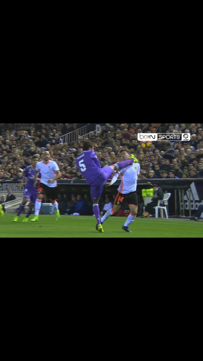 Ivantines's tweet image. No es @LuisSuarez9 señores, es @raphaelvarane y...¡amarilla! Claro que si, guapi