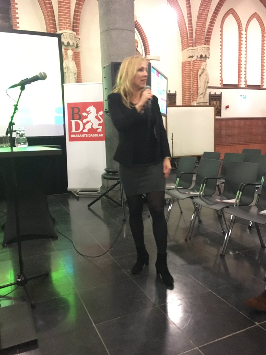 Lilian Marijnissen stelt zich voor tijdens #debatuden in Kruisherenkapel. Natuurlijk vertelt ze over zorgplannen SP, zoals #NLZorgFonds.
