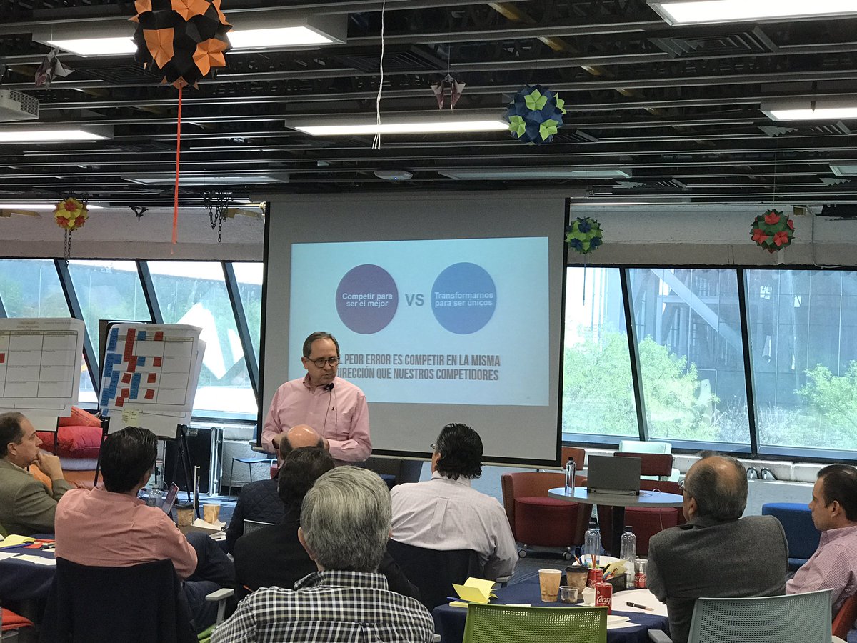 ilucateroc's tweet image. Gracias @Salvador por tu charla con los empresarios de #TecBeyond de @TECCampus_Leon #innovación