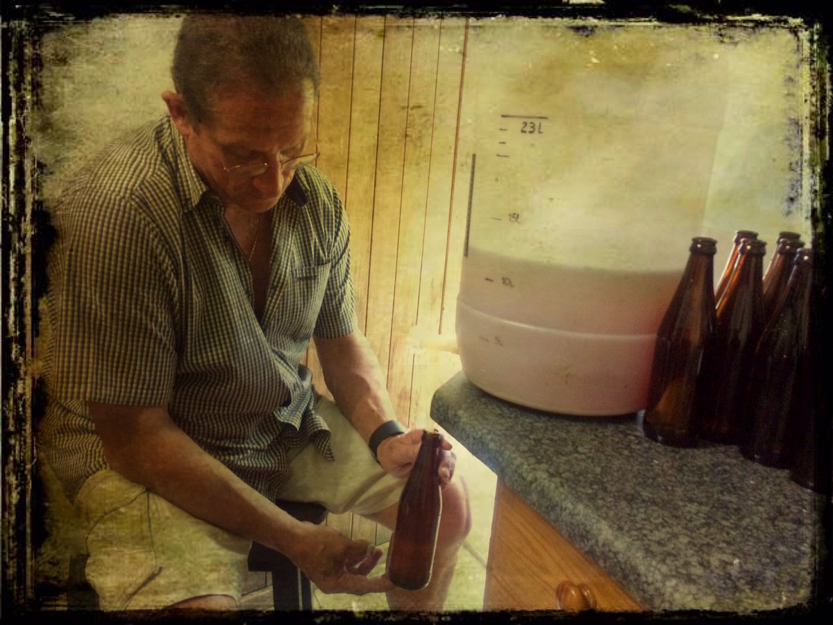 The #KBBrewmaster trying out a new #KBPulsner recipe 🍻🎸