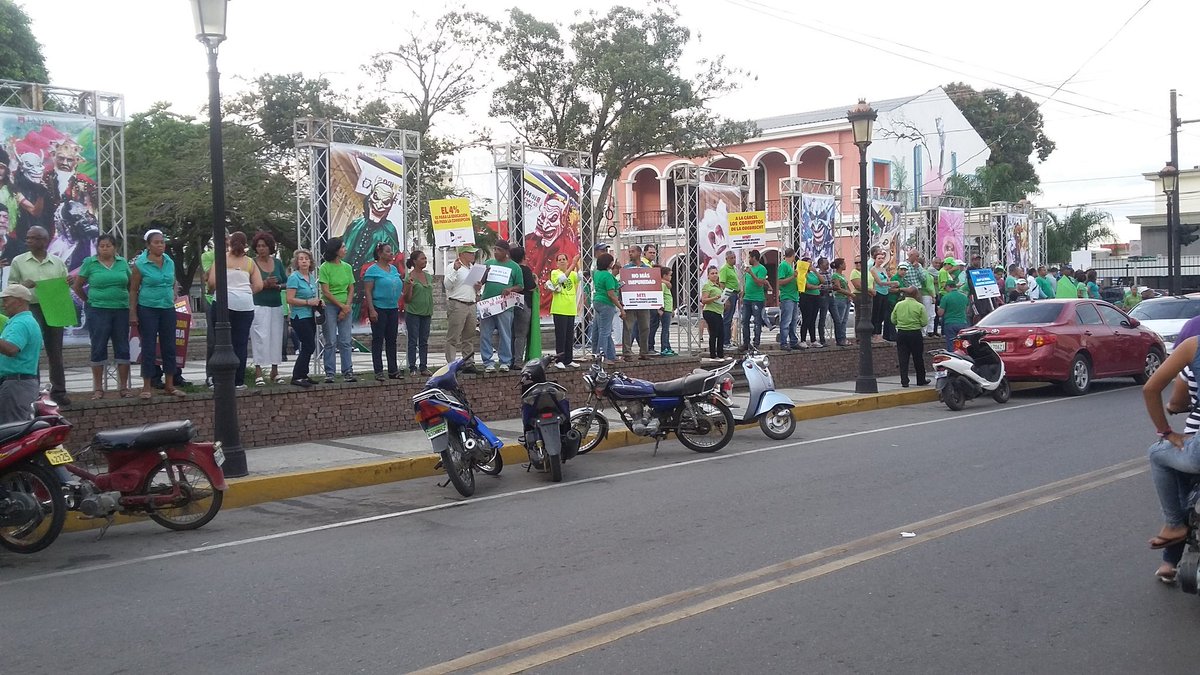 Joanelclasicos's tweet photo. Parque Duarte La Vega, #Cadenahumana #DiaVerde contra la impunidad un exito @LaMultitud @z101digital @altagraciasa https://t.co/zRzdG72Bxz