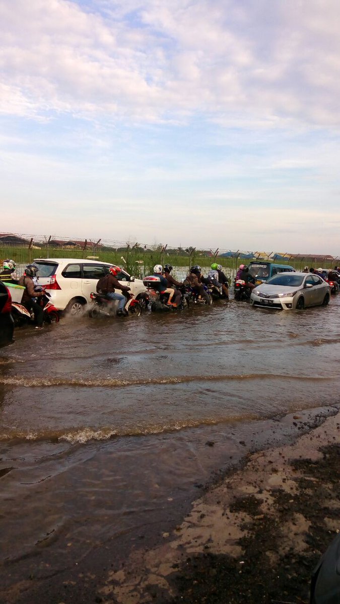 TMCPoldaMetro's tweet photo. 07.45 #Banjir di Pondok Cabe Cirendeu Tangsel, lalin padat
@Ine_cappuccino 
https://t.co/mMd6QnuZdX