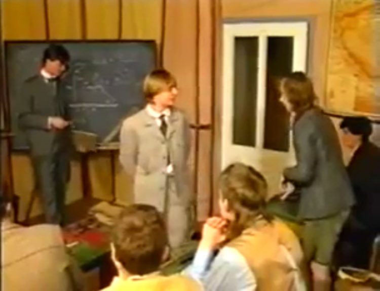 永月弥生 飛ぶ教室 と言えば1953年版映画 情報探してたら 19世紀末オーストリア ハンガリー二重帝国時代チェコの学校舞台の古いゲイポルノ動画出てきて 何に唸ったって 映画レベルに自然なレトロスーツで服装考証しっかりしてたこと 教室の地図も