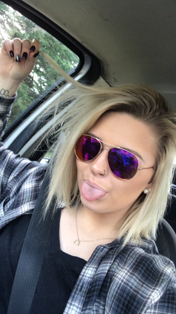 taylorhastie12's tweet photo. Suns out tongues am I right https://t.co/X4HhSShb7g