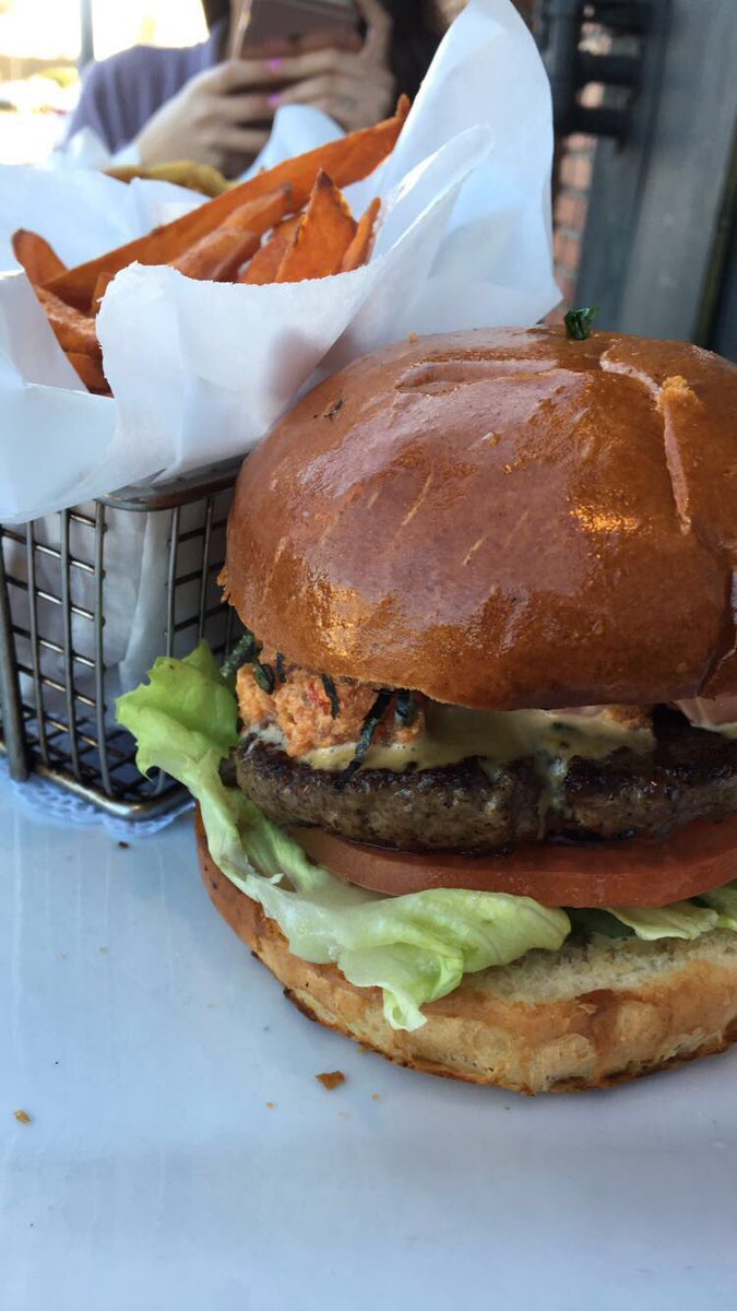 BRANDOOSKI's tweet photo. There's fucking sushi on top of this hamburger🤤 https://t.co/ev2fXizpVJ