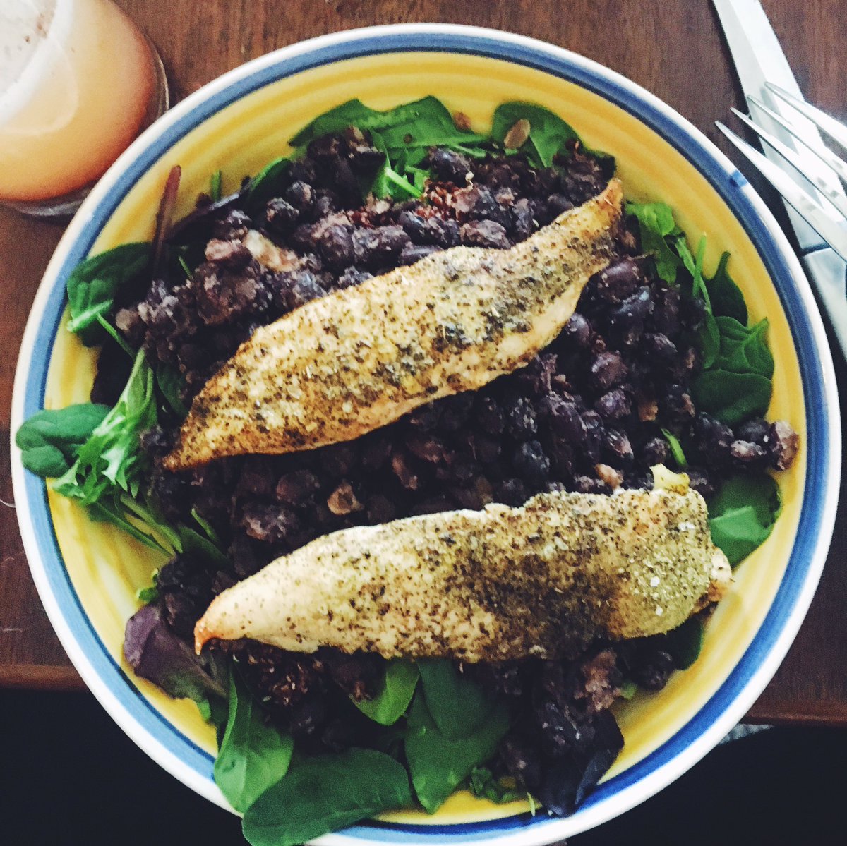 thedevotedmind's tweet photo. Working hard on my ripped abs... I think I'm about to eat the same amount of protein as a small horse Beans red quinoa chicken over greens https://t.co/KIaFUfrlHn